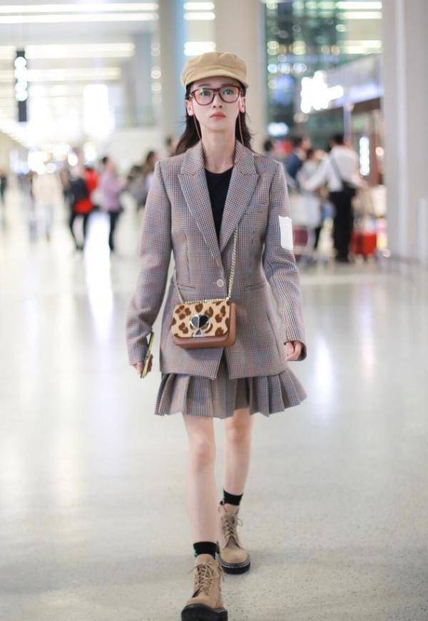 女生|吴谨言真的太瘦了，穿紧身裤还腿缝还这么大，瘦的美感都没了