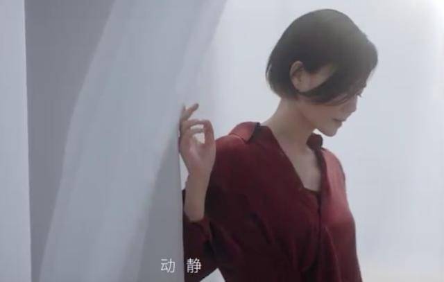 肋骨|51岁天后王菲最新广告大片出炉，瘦到胸前肋骨明显，还撞脸高圆圆