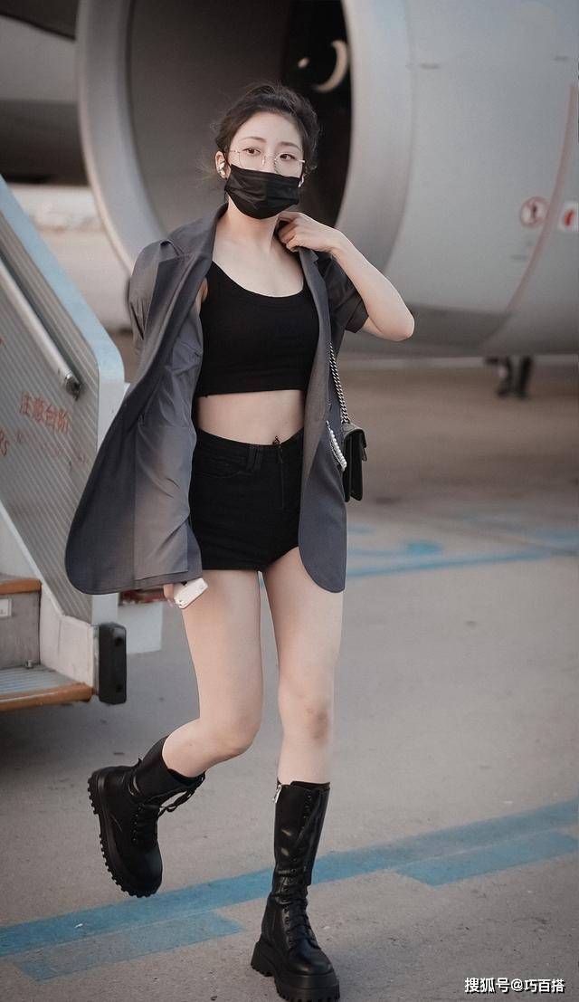 背心|我的天哪！喻言也太“攻”了吧，小背心+短裤+皮靴真是绝了