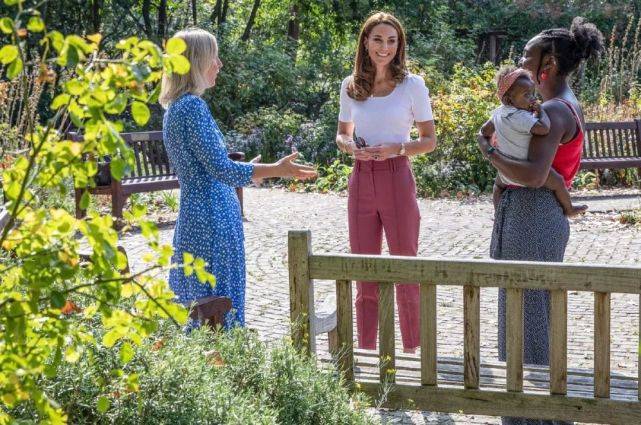 王室|哈里梅根又想做公众人物？退出王室后现身，梅根气质不如凯特