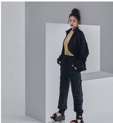 服装|宝妈颖儿踩恨天高还不够，还要踩着砖块，还好颜值能打