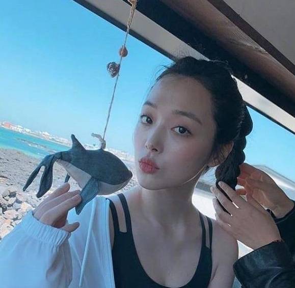 前卫|崔雪莉1万衬衫配4千“内衣”亮相，前卫混搭风普通人模仿不来