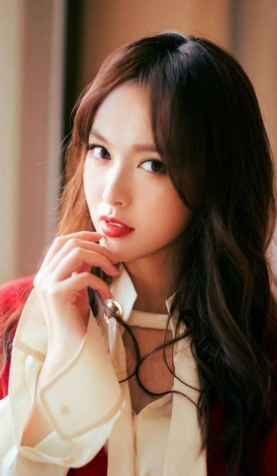 影视女星唐嫣写真:甜美靓丽,时尚优雅!