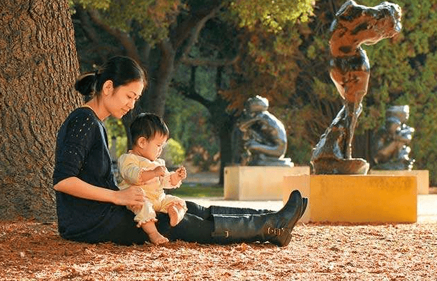 口罩|动作老练令人捧腹，看完满屏心疼最惜命宝宝高铁上吃饼干火了