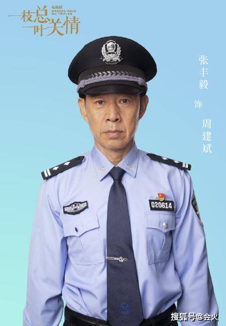 敞篷车|原创张丰毅开敞篷车现身，副驾驶坐短发女子，后座两只巨型犬抢眼