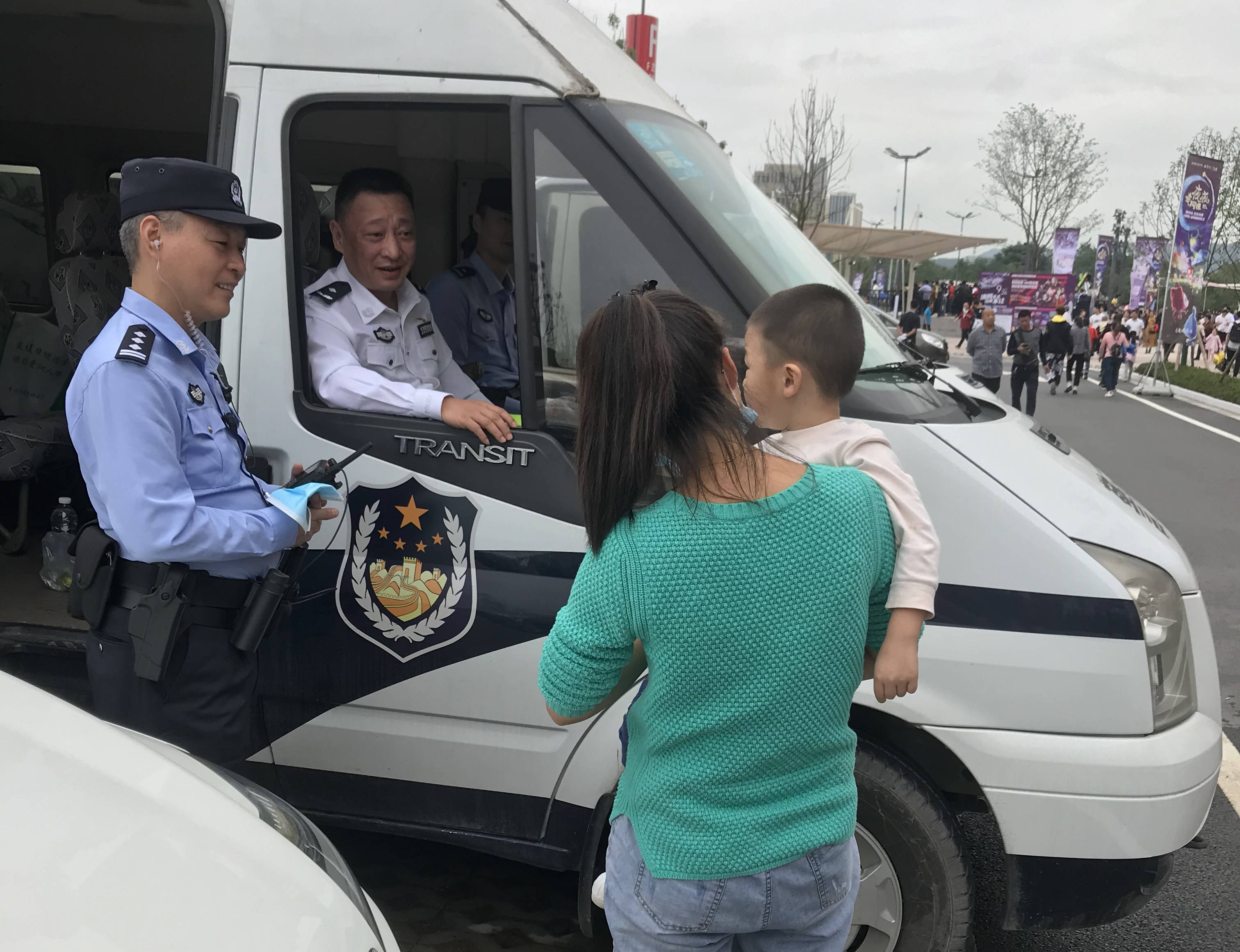 暖心！3岁男童走失，民警半小时帮忙找到家长