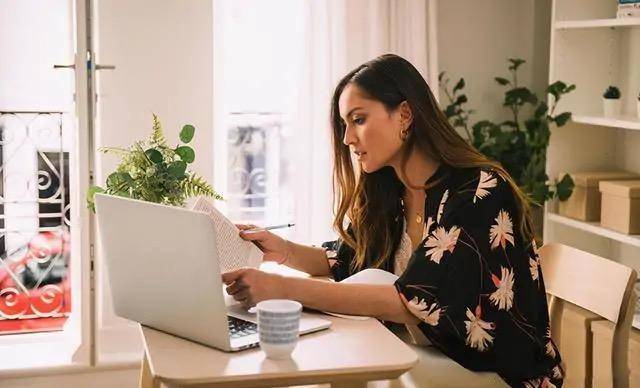 睡衣|新晋赌王心头爱终于露面！穿蕾丝睡衣印花衫，还是肤白貌美模样