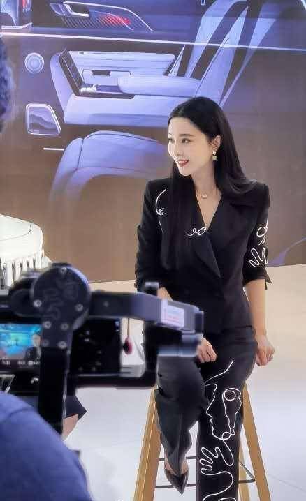 西装|范冰冰变汽车宝贝！穿涂鸦西装没肚腩，生图曝光颜值还在气场没了