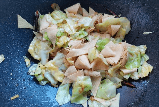 手撕包菜怎么炒不会变软 90a5d6a2d93546909e81aa395572ad81.png