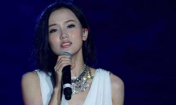 黄龄叹现场版是哪个综艺节目 993f6edc014c44c3a9a2148e66f45ab4.jpeg