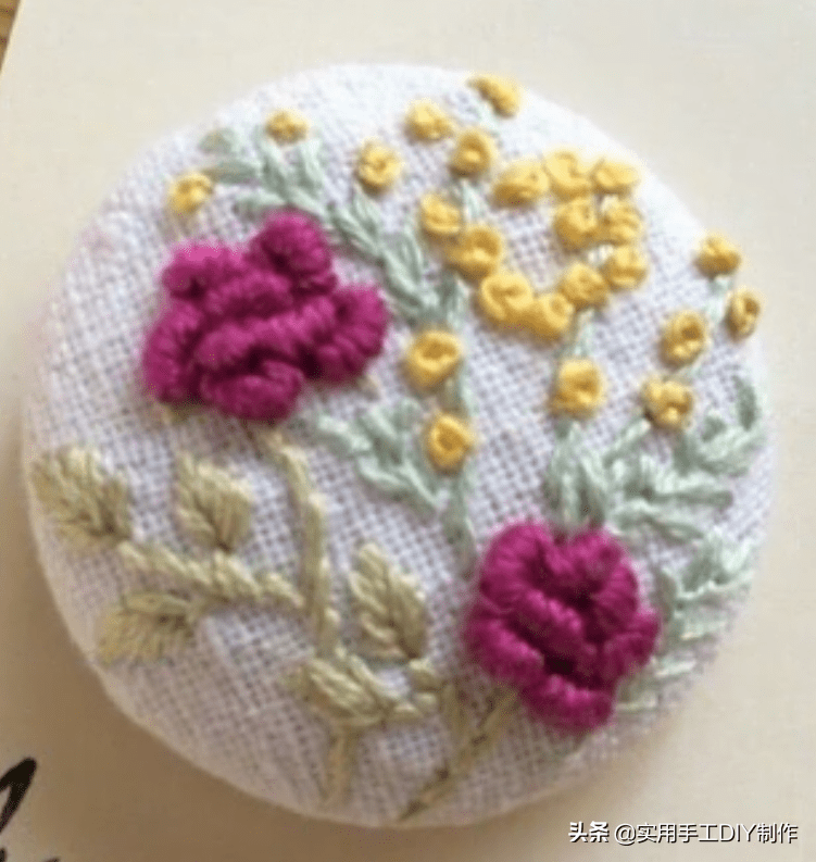 刺绣|「刺绣作品」100个迷人时尚的刺绣纽扣，装饰衣物美美的