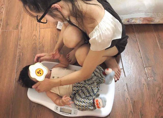 体重|0-12月体重标准，你家宝宝发育达标了吗？宝宝体重不涨反“轻”