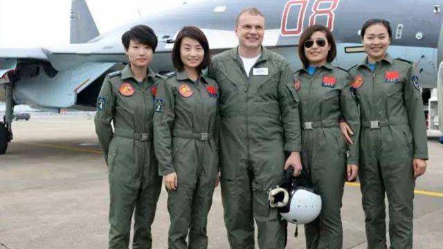 原创中国首位歼击机女飞行员,因跳伞失败牺牲,葬礼上36万人送行