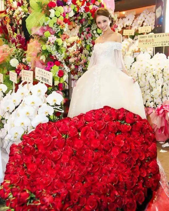 公关|被称“日本第一女公关”，她滴酒不沾靠聊天年入7.3亿，绝了！