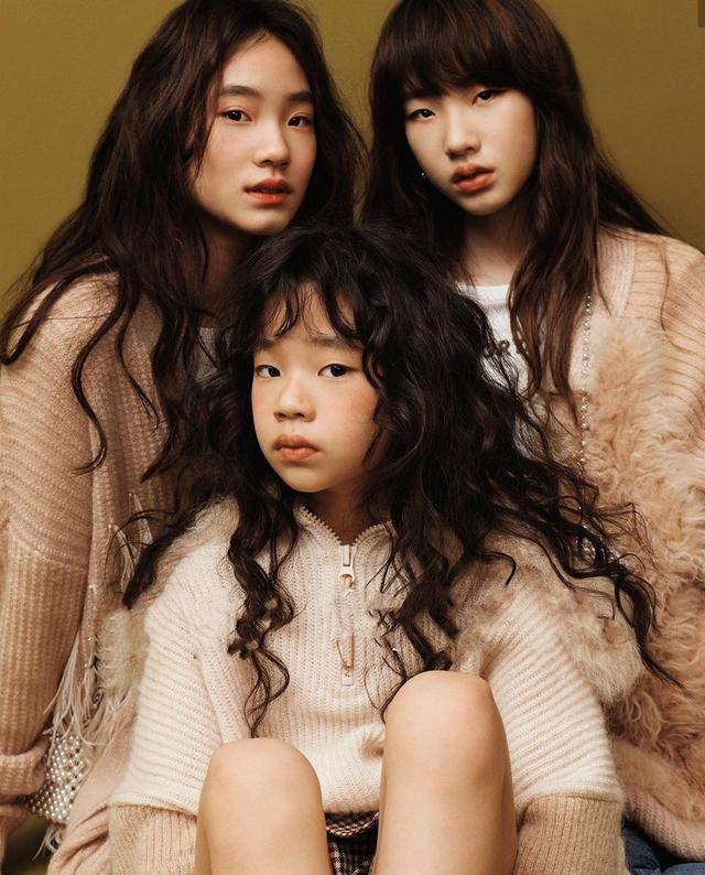 小s两个大女儿再度合体拍大片，灿烂笑容比高冷