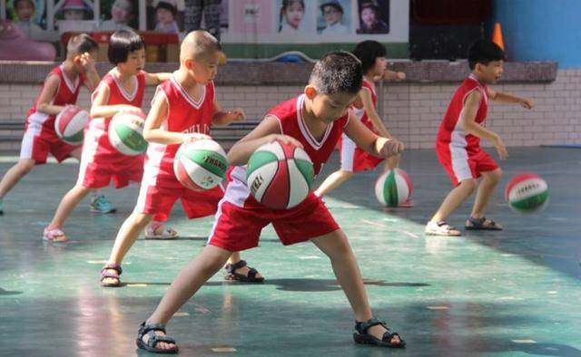 孩子|妈妈矮孩子注定长不高?做好这些打破遗传长大个娘矮矮一窝