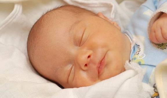 孩子|宝宝消化不良了，3个小妙招教妈妈正确应对孩子吐奶放屁有奶瓣