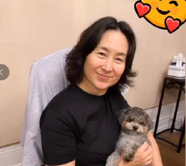 干女儿晒何超琼私照，抱宠物狗和蔼可亲，58岁无