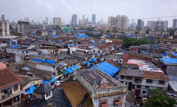 印度最大的平民窟人口_印度平民窟鸟瞰图