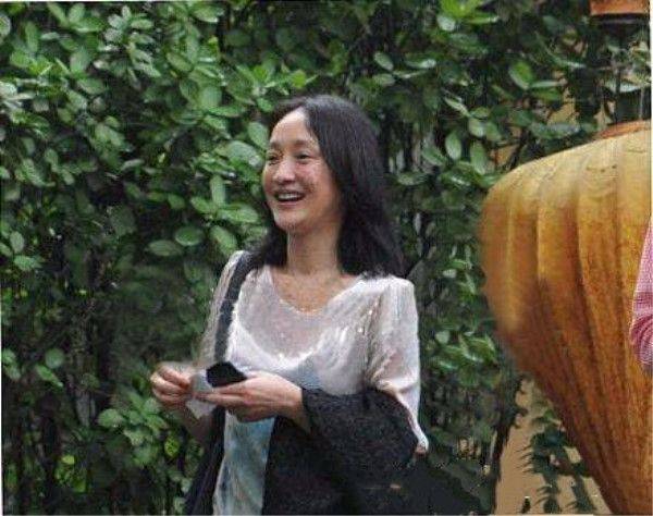 显得|原创一堆中年妇女假装青春少女，但周迅很真实，素颜还可能被认为55！