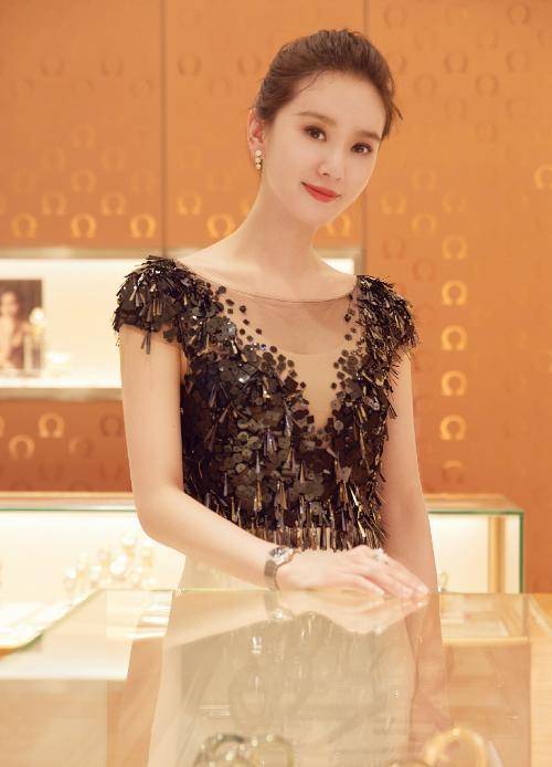 天鹅|刘诗诗旧照公开,一袭长裙秀“天鹅颈”,强大气质谁比得过?