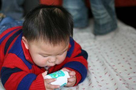 孩子|儿科医生：不满1岁的娃，忌触3种辅食未满周岁的宝宝肠坏死