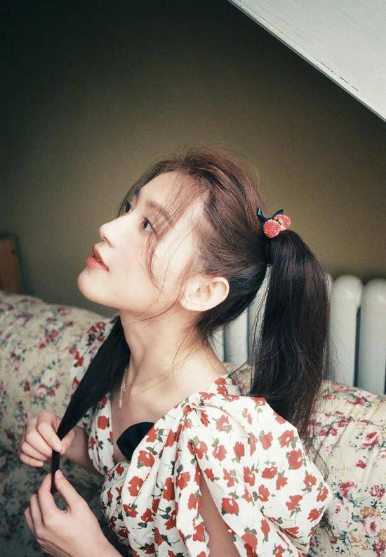 赵露思|发量王者赵露思的减龄搭配你也可以学