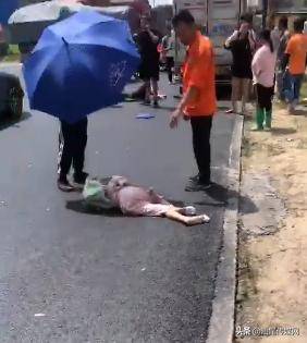 陆丰这个路口车祸,一女子倒地