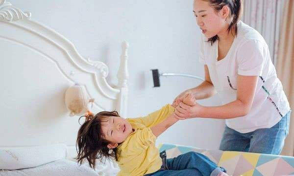 错误|孩子却“低人一等”？往往是这四种错误造成的明明家长很高