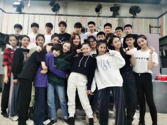 孙艳|原创北电实验班合影曝光，孙俪妹妹稳居C位，怀抱张子枫夏梦排面足