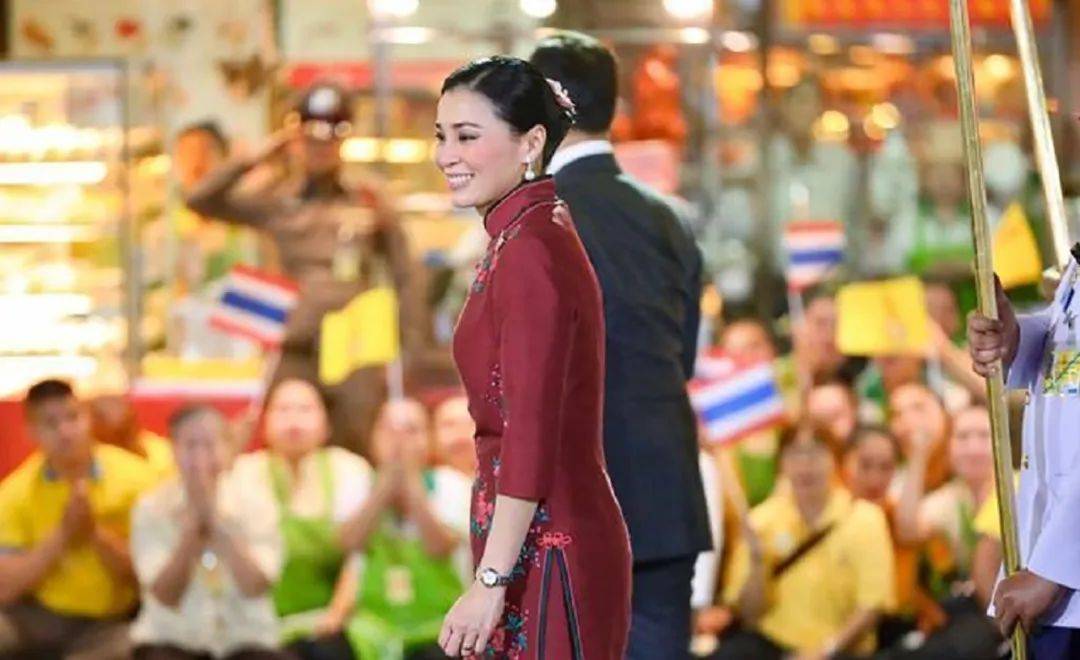 苏提达|泰王妻子都爱穿旗袍，西拉米人美穿旗袍更美，苏提达韵味更浓！