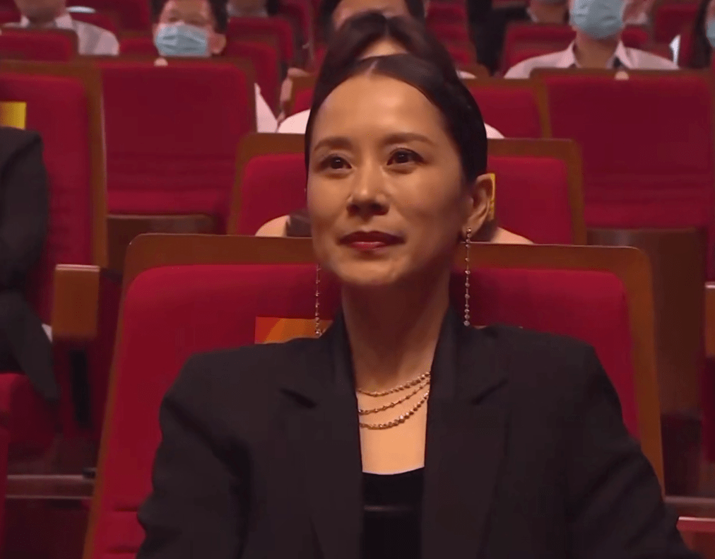 何冰|原创飞天奖现场:秦海璐何冰获视后视帝,海清遗憾陪跑,孙俪造型惊艳