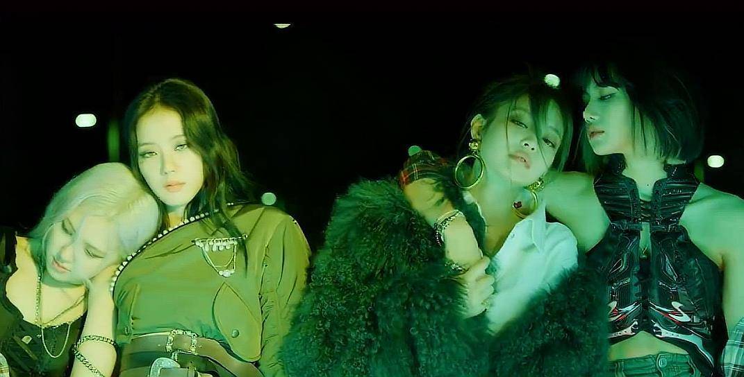 Lisa|blackpink新专视频预告：jisoo崩溃奔跑，Lisa依靠在一个男人怀里