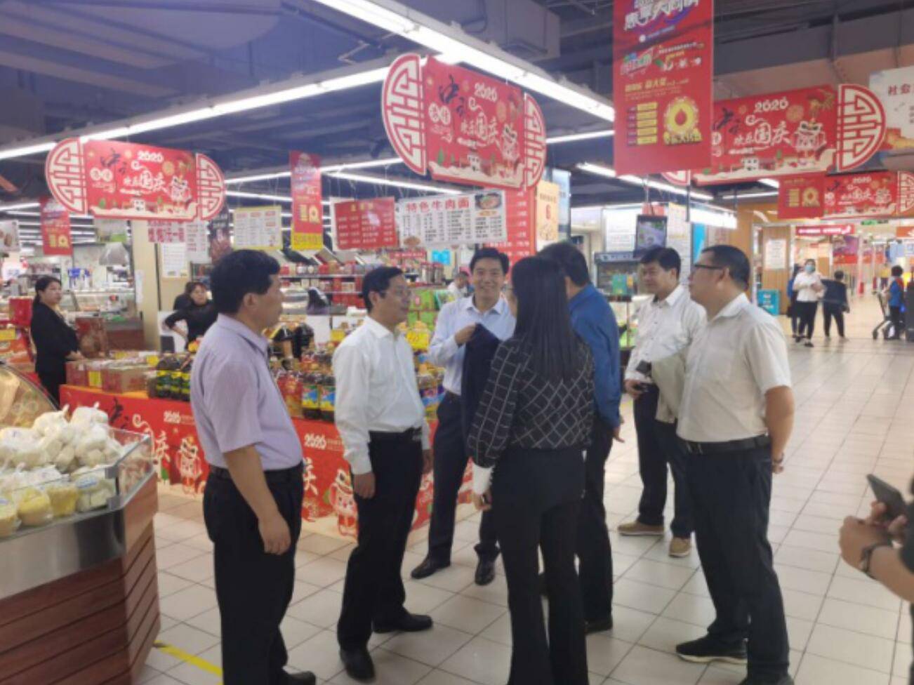 浉河区常务副区长程功言检查双节市场食品安全工作