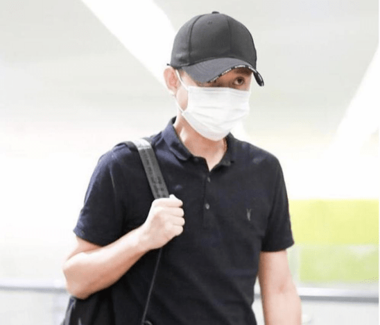 手臂|36岁文章现身机场，肩膀宽厚手臂都是肌肉，身材健硕很有男人味