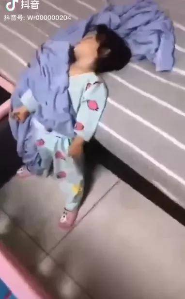 来源|老母亲仿佛打开了盲盒掀开孩子被窝的那一刹那