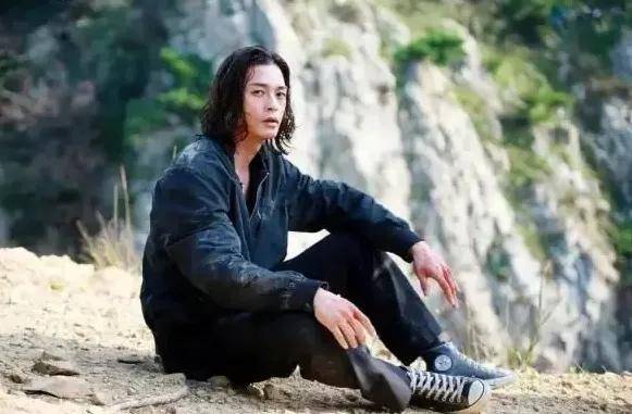 都贤秀|原创《恶之花》结局又玩失忆梗，李准基重启人生，忘不了深爱的妻女