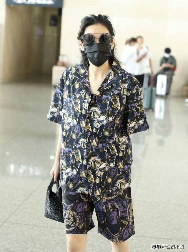 套装|张馨予又“夸张”了，穿大妈款印花睡衣走机场，佛系穿搭只服她
