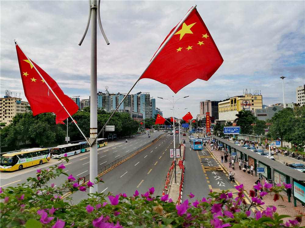 国庆节期间的深圳街景,最耀眼的还数红旗飘飘,真美