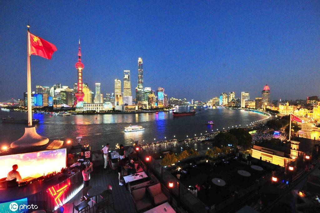 1 12 上海外滩庆祝2020国庆,中秋同至.