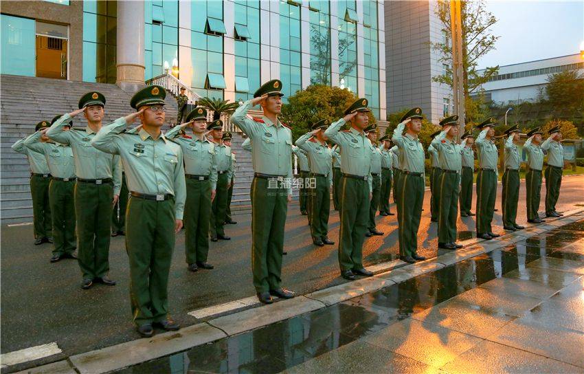 升国旗迎国庆绵阳武警祝福祖国71周年华诞