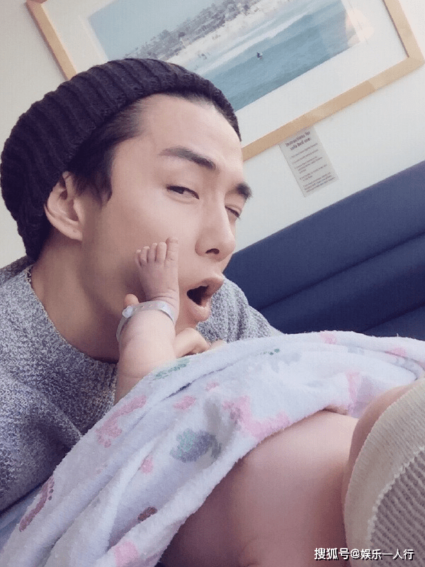 戚薇女儿才是“整容式”长大,如今比妈妈还养眼!