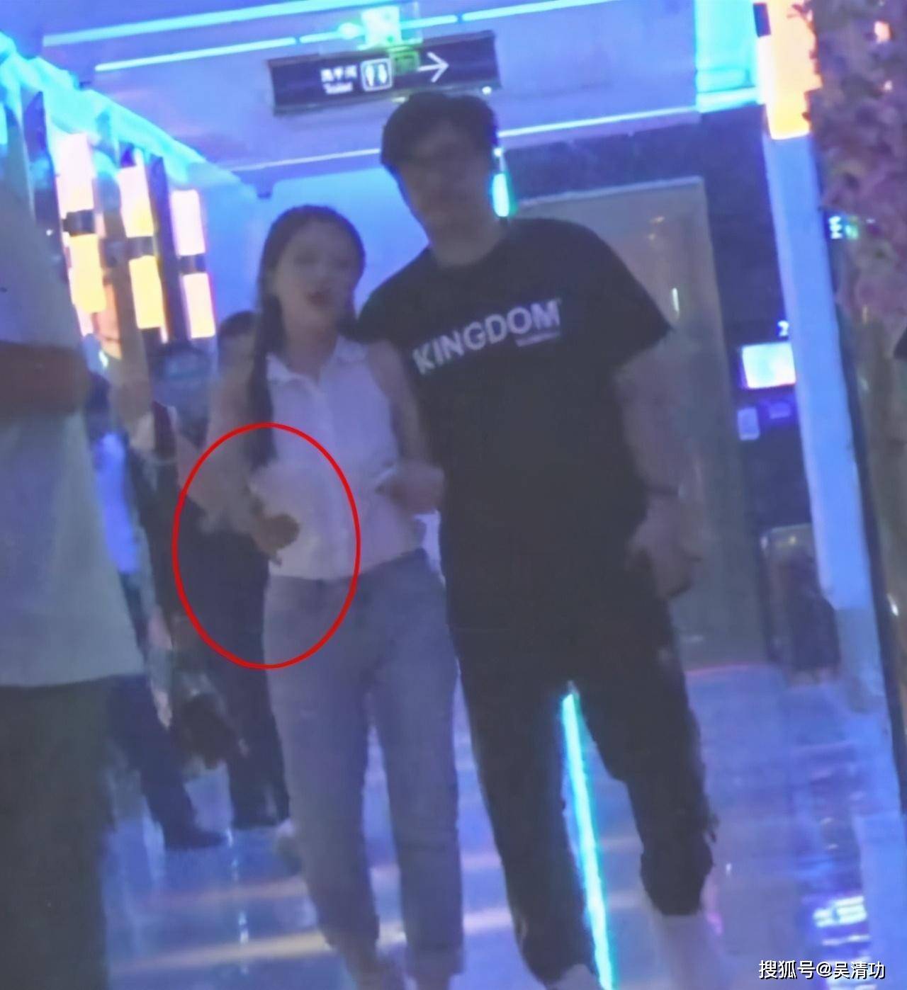 佟丽娅深夜聚餐,被神秘男牵手腕立马甩开