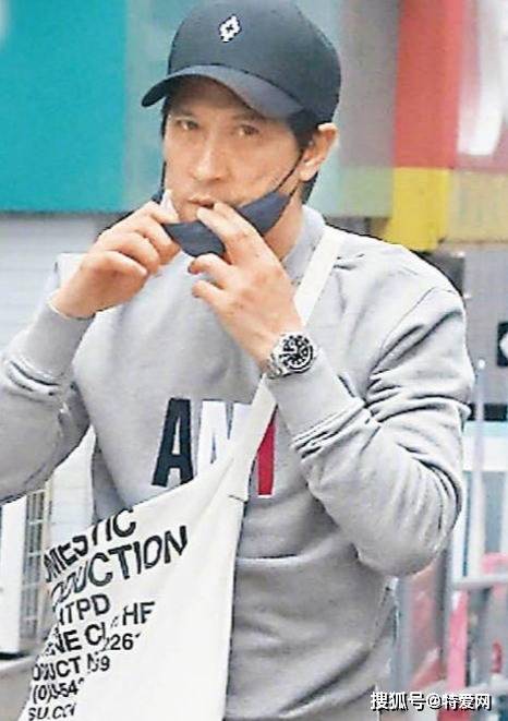张家辉关咏荷恩爱现身,十指相扣低调炸街