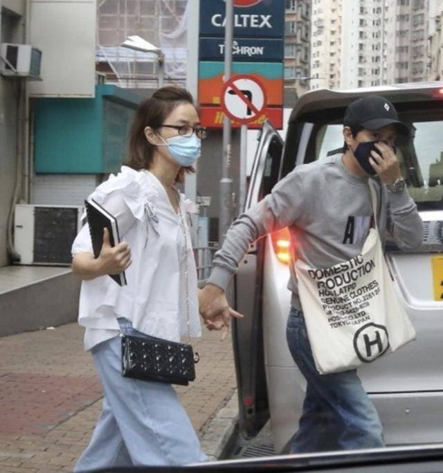 张家辉携关咏荷外出体贴照顾,身形消瘦面容憔悴