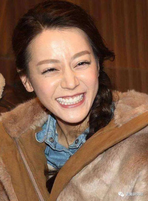 单照美|热巴求你赶紧抗衰吧，单照美出圈，合影却被十八线吊打？