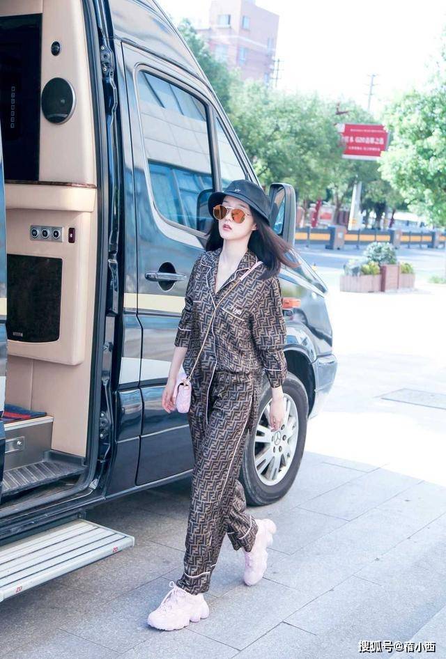 套装|张馨予又“夸张”了，穿大妈款印花睡衣走机场，佛系穿搭只服她