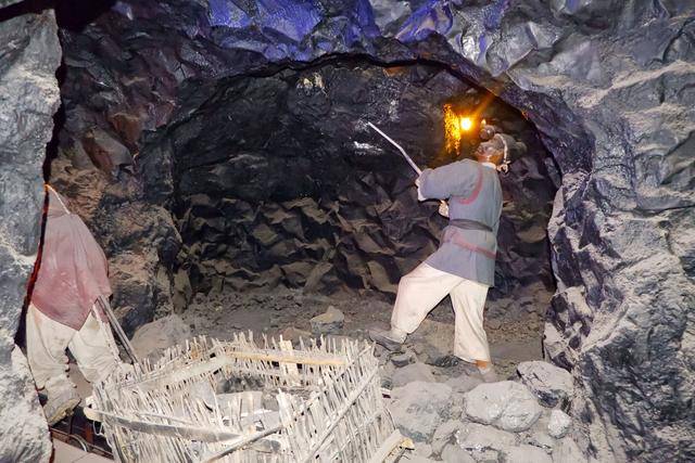 下矿井体验挖煤,现代化挖煤工具很先进,为什么还是不