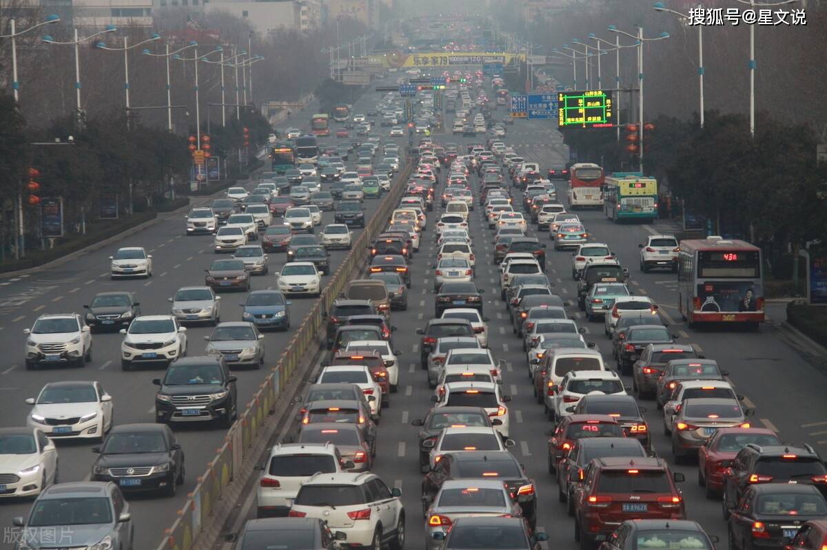 国庆假期第二天多条高速拥堵已持续至中午 景区周边交通压力增加|高速|景区|香山_新浪新闻