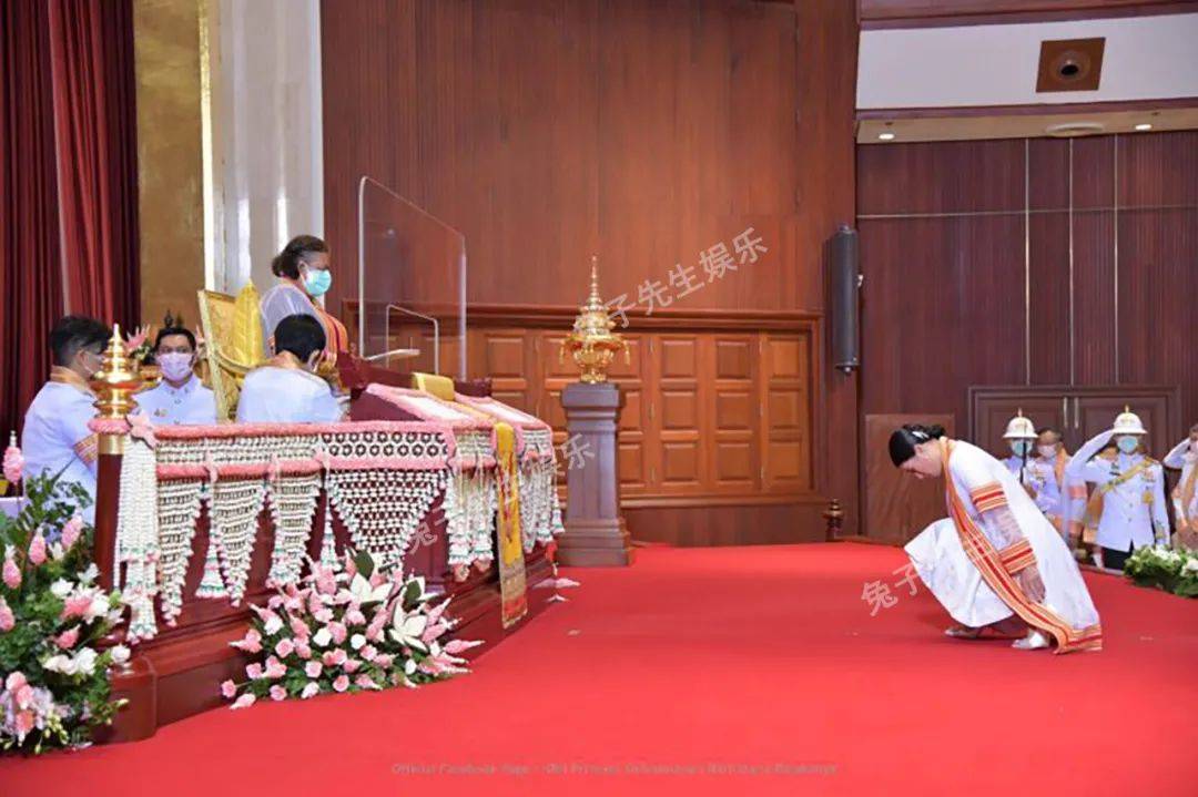 小公主|33岁泰国小公主获博士学位，给诗琳通跪地叩拜，对姑姑比父王还亲